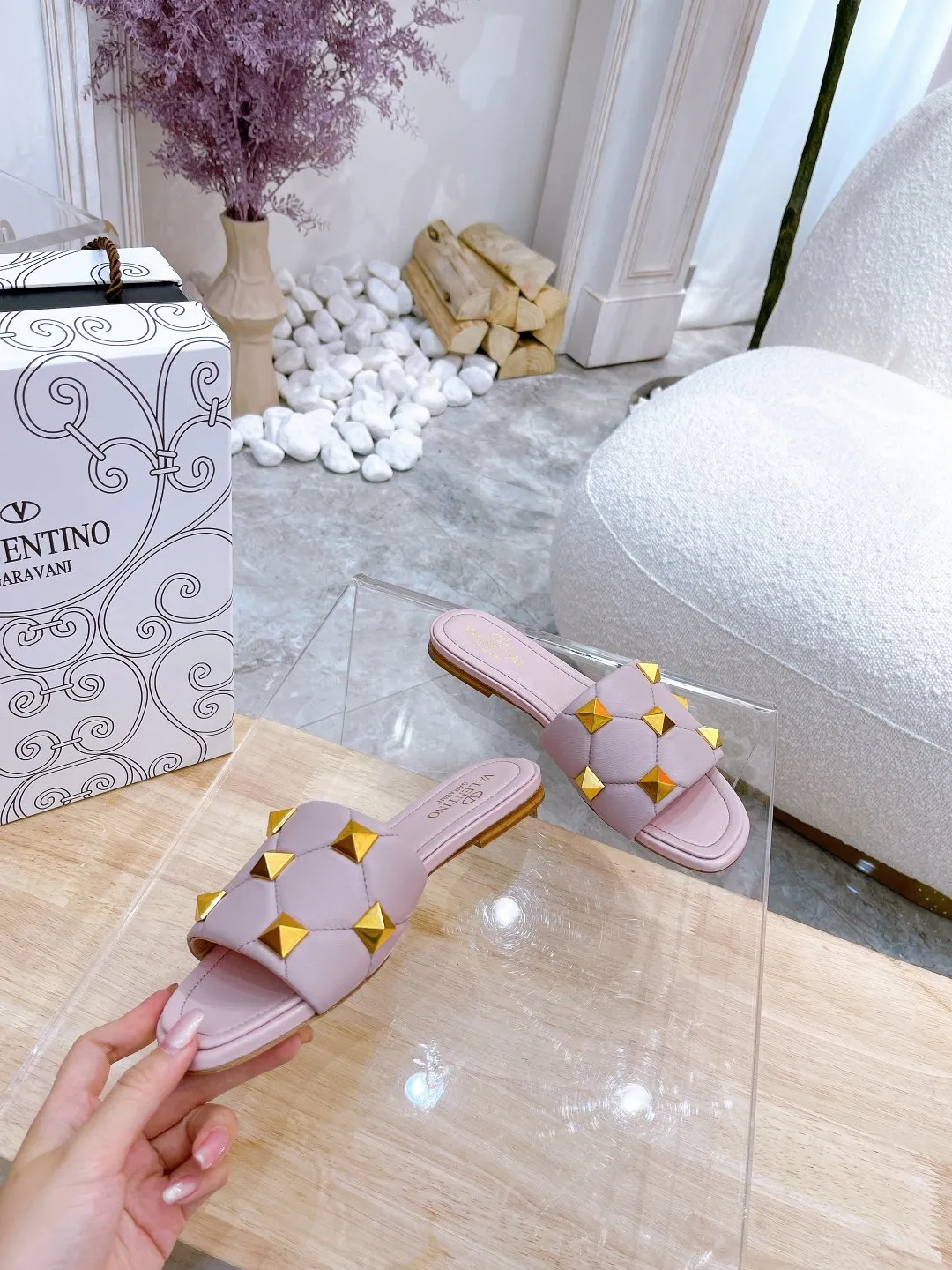 👟👟Ex-factory price 380👟👟 Genuine leather sole +40 Valentino.Valentino👑👑Rivets The latest series of the slippers counter, the highest version, perfect details, a very eye-catching catwalk series launched [strong][strong] V's popular rivet elements, luxurious and gorgeous! Various colors can be matched with beautiful clothes in spring and summer. There are many choices🎉🎉Exquisite and durable. It is copied at 1:1 of the original product. The upper foot is very pedicure-like. The key point is that it is very good and easy to control. It does not grind the feet and does not tire the feet. It is a walking artifact. The last shape is completely compared to the counter. The details are perfect. Without the original version, it would not be so exquisite! (Note! The heel shape and height are exclusively molded according to the original version, and are not randomly substituted by the market🐂) The color and texture of the fasteners are consistent with the original version! Fabric: Sheepskin Lining: Sheepskin lining 5 colors: off-white, black, bare, burgundy, pink Size: 34 to 41 (34, 40, 41, custom-made, non-refundable and non-exchangeable) Heel height: flat rubber bottom: genuine leather bottom: